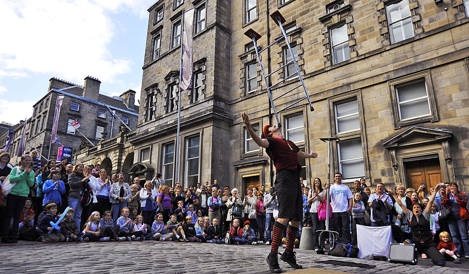 Artista di strada durante l'Edinburgh Festival Fringe